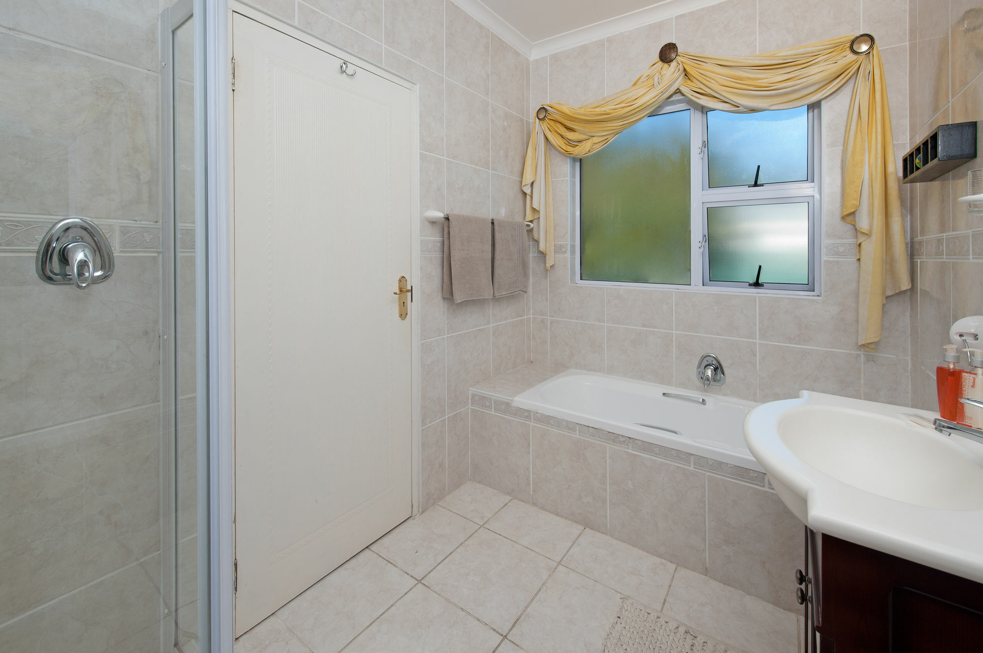 הרמנוס Brown Jug Guest House מראה חיצוני תמונה